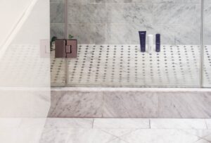 La doccia rappresenta uno degli elementi imprescindibili di un bagno. Ecco le tipologie di installazione del piatto doccia tra cui scegliere!
