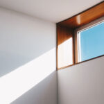 Chi ha detto che una parete divisoria debba necessariamente ostacolare la luce naturale? Ecco quando una finestra tra stanze può rappresentare la soluzione!